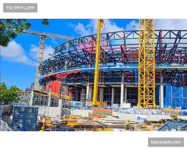 诺坎普改造现场直击：第三层看台收尾，施工车辆停放在看台附近